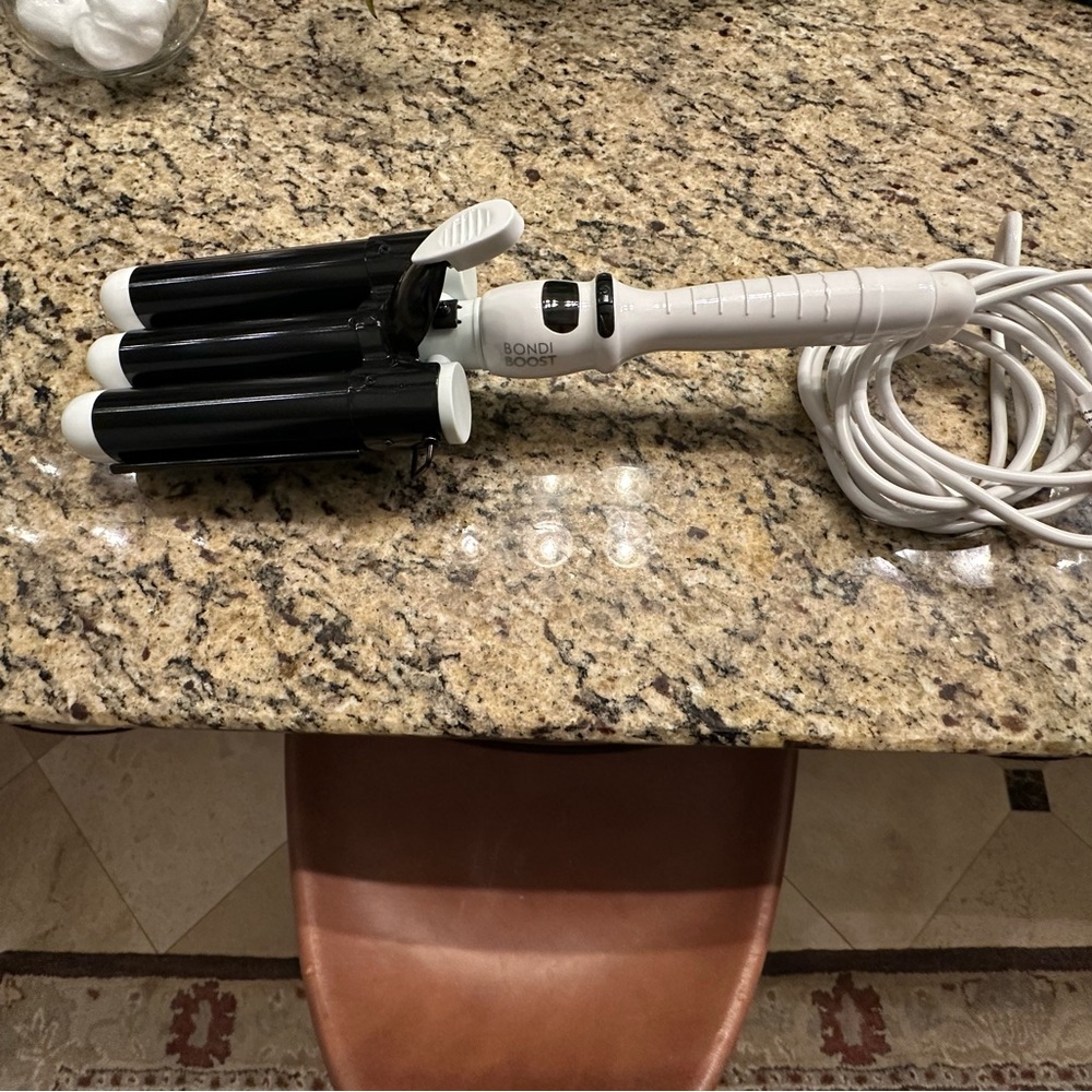 Bondi Boost Hair Waver in Black and White